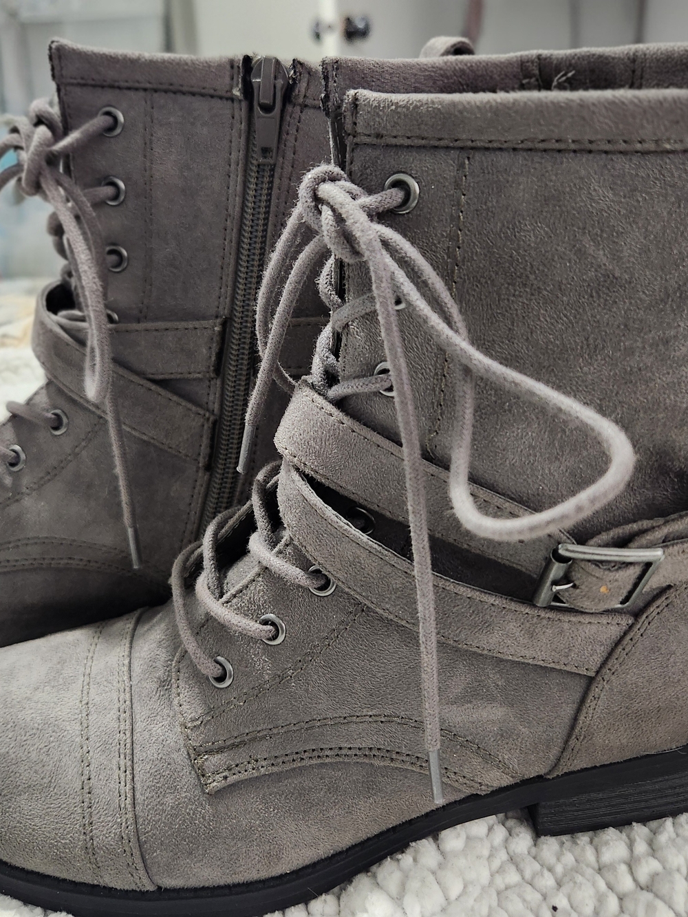 Source Unknown Gray Suede Lace-Up Ankle Boots with Buckle